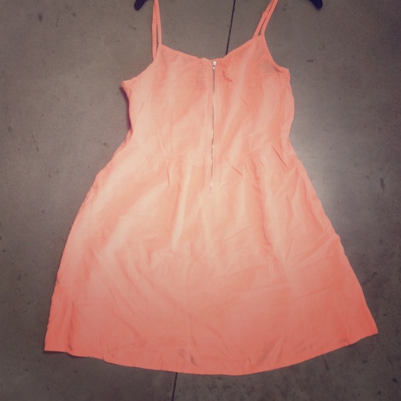 H&M Dresses & Skirts - NWT H&M peach dress with zipper detail