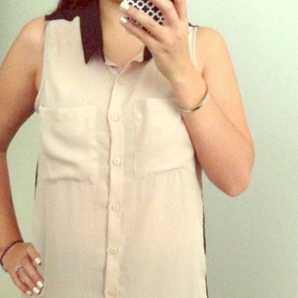 Sleeveless 2 colored button up top.