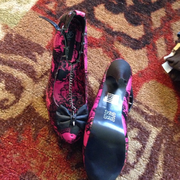 Skull and flower high heels