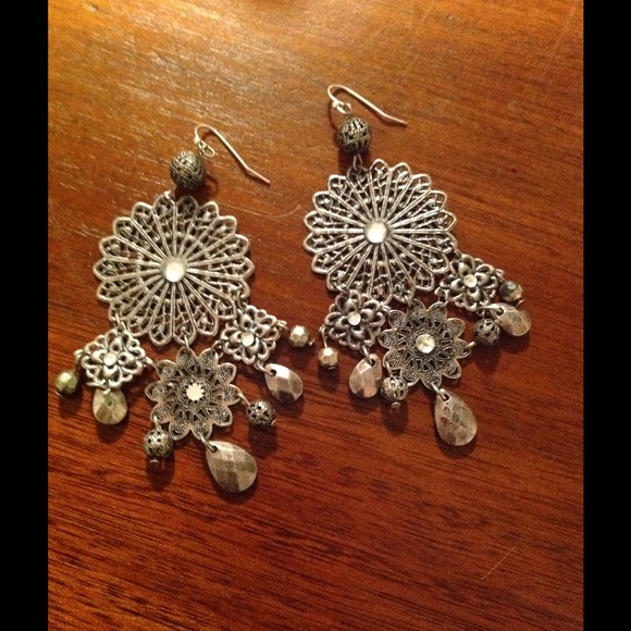 ⭕️SOLD⭕️🌼Silver Earrings with Crystals and Beads