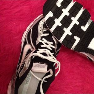 NIKE AIR TRI-D RUN III WOMEN'S RUNNING SHOE