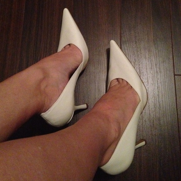 BCBG Shoes - Nwot BCBG white leather pumps.
