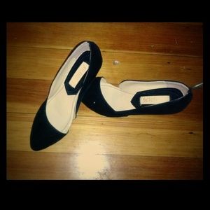 Asymmetrical Black Pumps