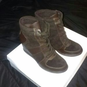 Pump heel shoes (never worn)