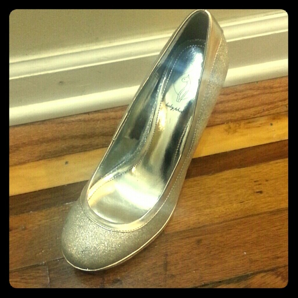 Silvery pumps