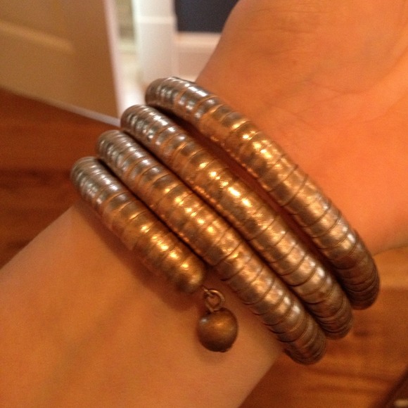 Metallic coil bracelet - Picture 2 of 2