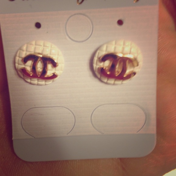 ❌Traded❌Fashion earring stud