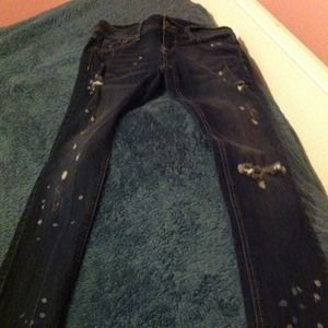 Dark skinny jeans with hole details.