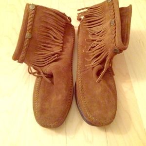 Minnetonka tan fringe booties, size 8