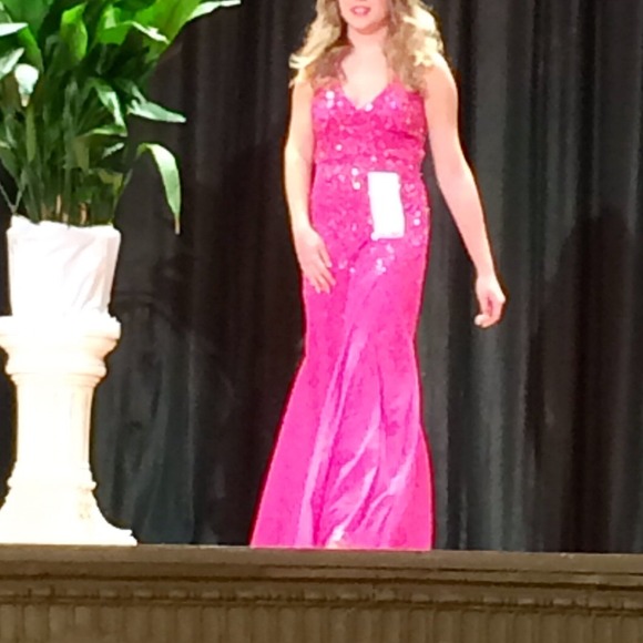 ✂️✂️PRICE SLASHED✂️✂️mermaid sequin pageant dress