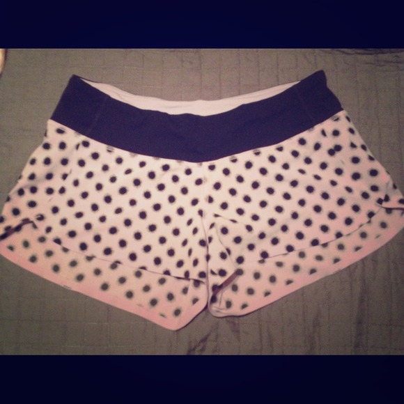 🚫Sold🚫Lululemon speed shorts size 4 polka dots - Picture 1 of 2
