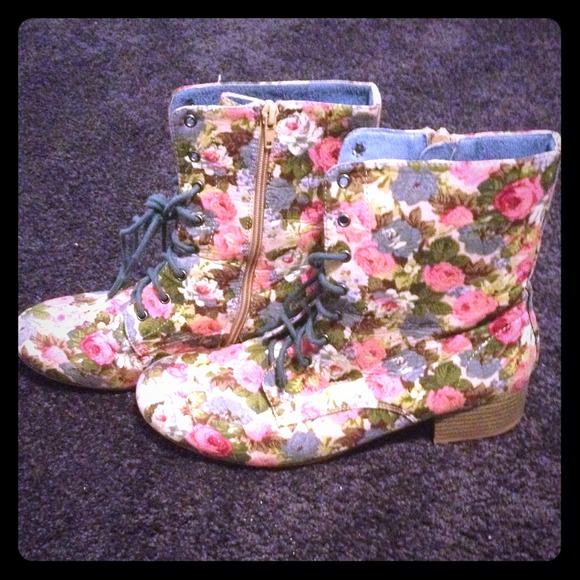 Combat boots