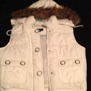White Rue21 vest size L