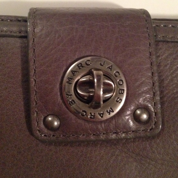 MARC BY MARC JACOBS SOFT GREY TURN-LOCK WALLET - Picture 2 of 4