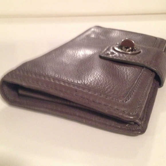 MARC BY MARC JACOBS SOFT GREY TURN-LOCK WALLET - Picture 4 of 4