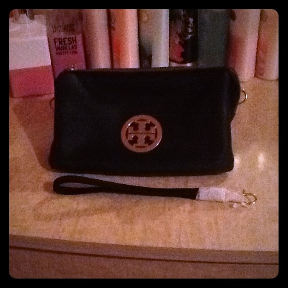 ON HOLD FOR @peacock26 additional pics of clutch