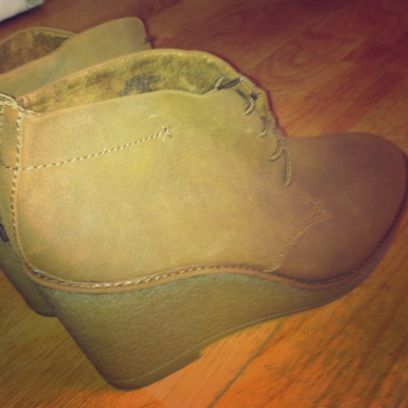 Faux suede tan , lace up sz 10 booties $13