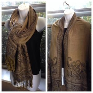 ❌Sold/BUNDLED❌Beautiful Woven Scarf / Wrap