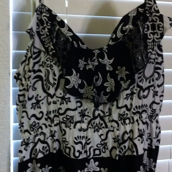 Gorgeous black & white patterned sundress - Picture 2 of 3