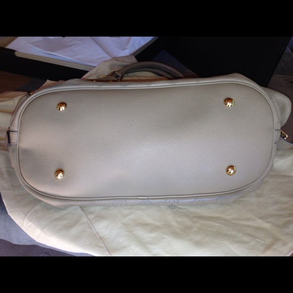 π°π°π° SOLD π°π°π°AUTHENTIC LV Mahina xl bag.π°π° - Picture 2 of 4