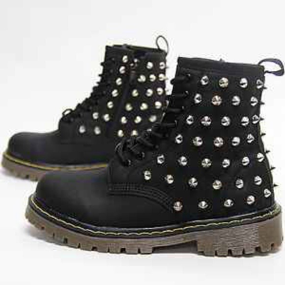 Black stud combats - Picture 1 of 2