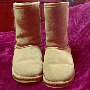 TAN BEARPAW BOOTS SIZE 7/8..
