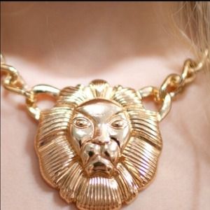 GOLD NECKLACE WITH A LION.