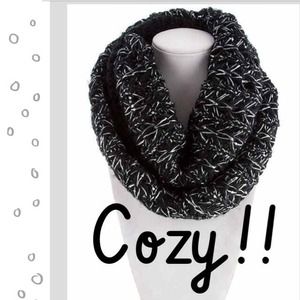 🎉HP🎉 Cozy Black & White Knit Infinity Scarf