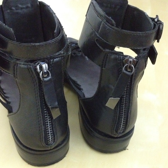 SOLD ZARA closed toe strappy gladiator sandals - Picture 4 of 4