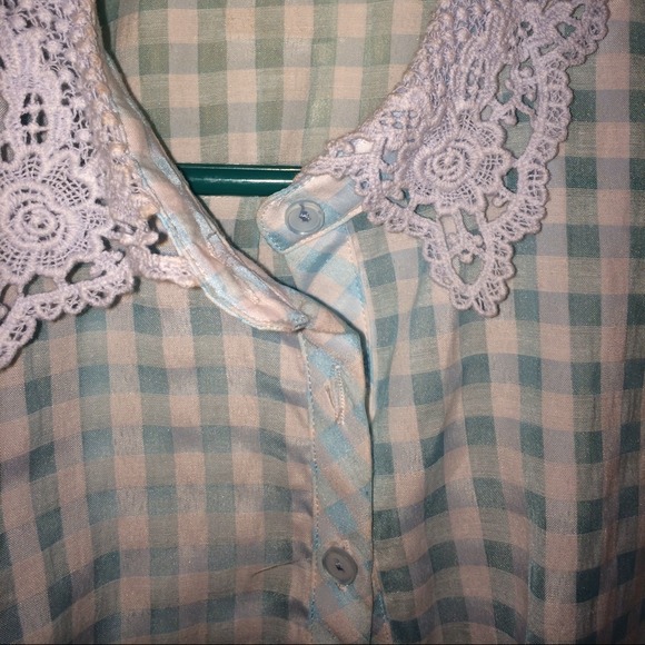 🚫SOLD Blue&white plaid tied crop top💙 - Picture 2 of 3