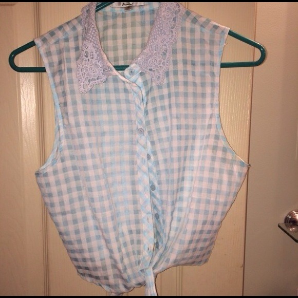 🚫SOLD Blue&white plaid tied crop top💙 - Picture 3 of 3