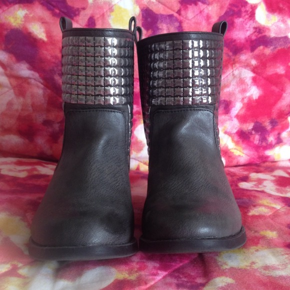 Nice grey boots with studs in the front