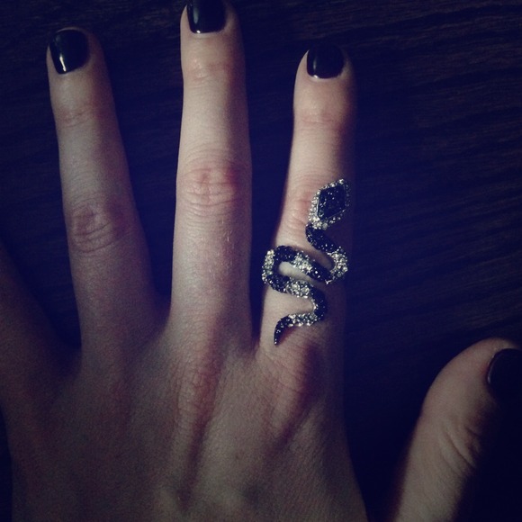 BCBG Black & White rhinestone snake ring🐍
