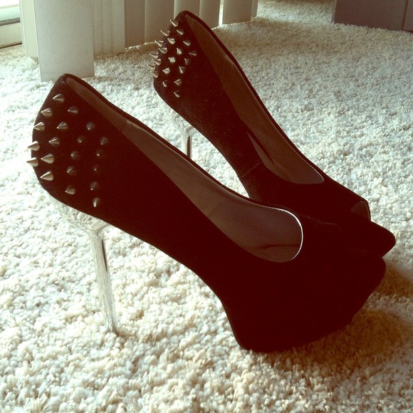 REDUCED 😍😍 Studded black pumps