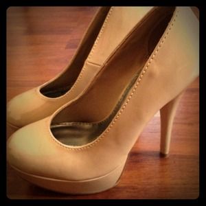 Patent leather nude platform pumps, size 5