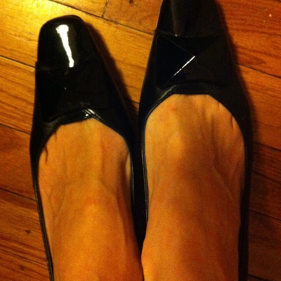 Black patent bow and leather kitten Vaneli heels