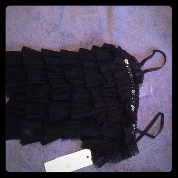 Gorgeous ruffle top tree with tags
