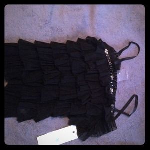 Gorgeous ruffle top tree with tags