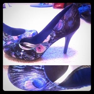 NWOT Jessica Simpson pumps, black n white necklace