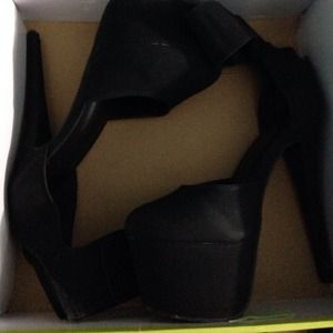 Shoedazzle Elise 7.