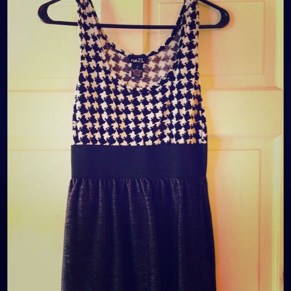 Small cute dress; can be dressy or casual - Picture 1 of 1