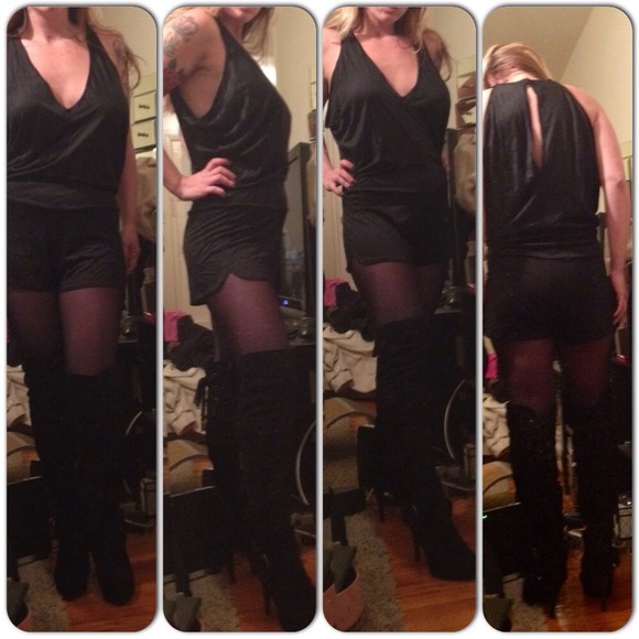 SOLDHOST PICK! ALEXIS ROMPER KEYHOLE BACK M 6 NWOT - Picture 2 of 2