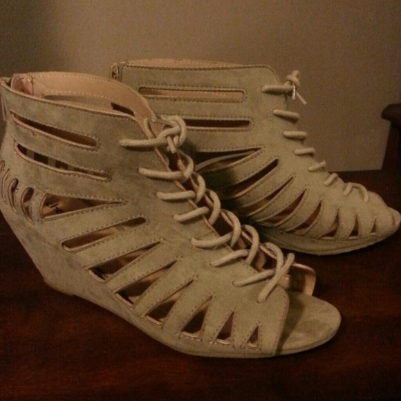 REDUCED Gladiator wedges