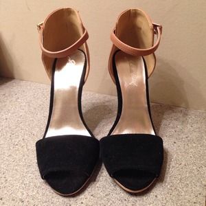 Black/tan open toe heel