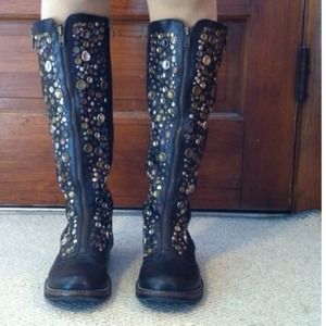 SO UNIQUE!! Brown Riding boots with buttons.