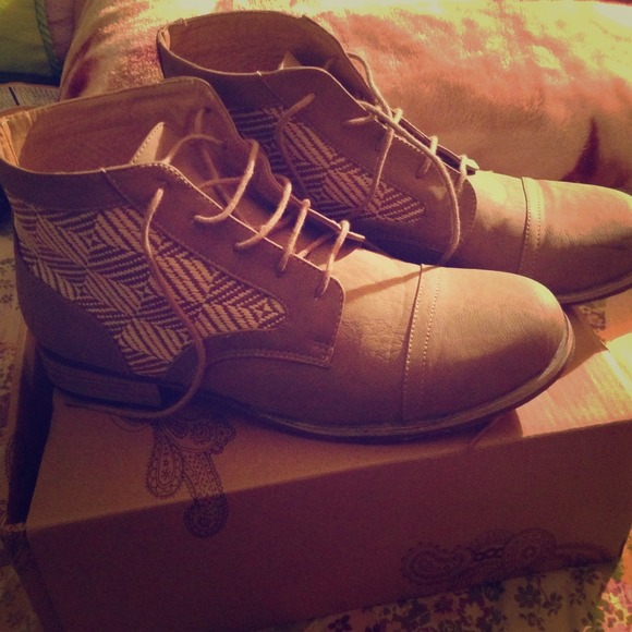 Ecote ankle boot