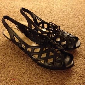 Sandal/mini heeled flats.