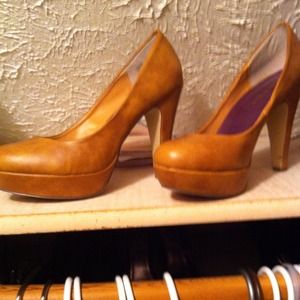 PRICE REDUCED Tan madden girl platform pumps👠👠
