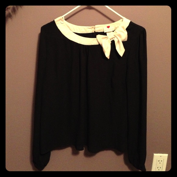 🚫SOLD🚫Black & White Bow Top