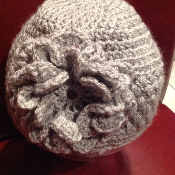 SOLD LOCALLY ! GRAY HAT WITH LARGE FLOWER - Picture 2 of 4